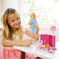 Barbie Seyahatte Bebeği ve Aksesuarları FWV25