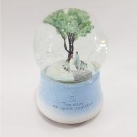 Ağaç Altındaki Çift Temalı Kurmalı Kar Küresi - Mavi